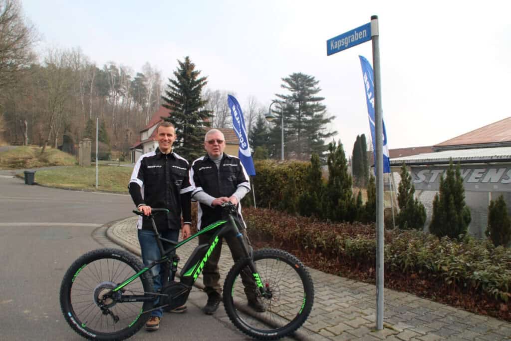 Zwei Männer mit Mountainbike vor Fahrradgeschäft in Schmölln.