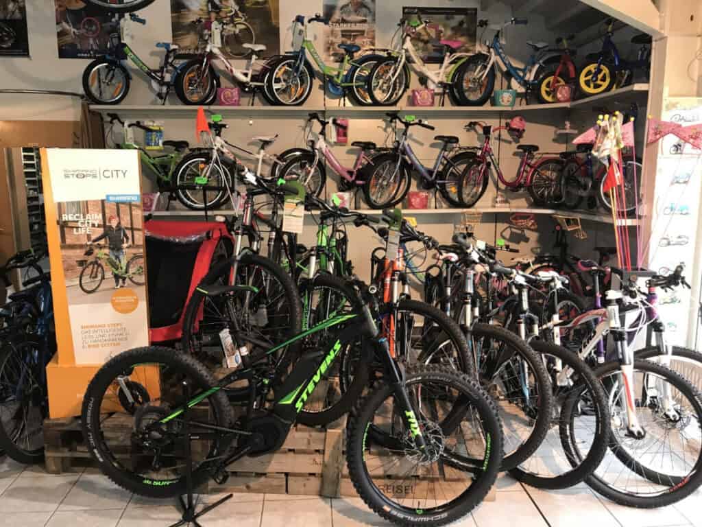 Verschiedene Fahrräder im Fahrradgeschäft Gerth in Schmölln.