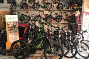 Verschiedene Fahrräder im Fahrradgeschäft Gerth in Schmölln.