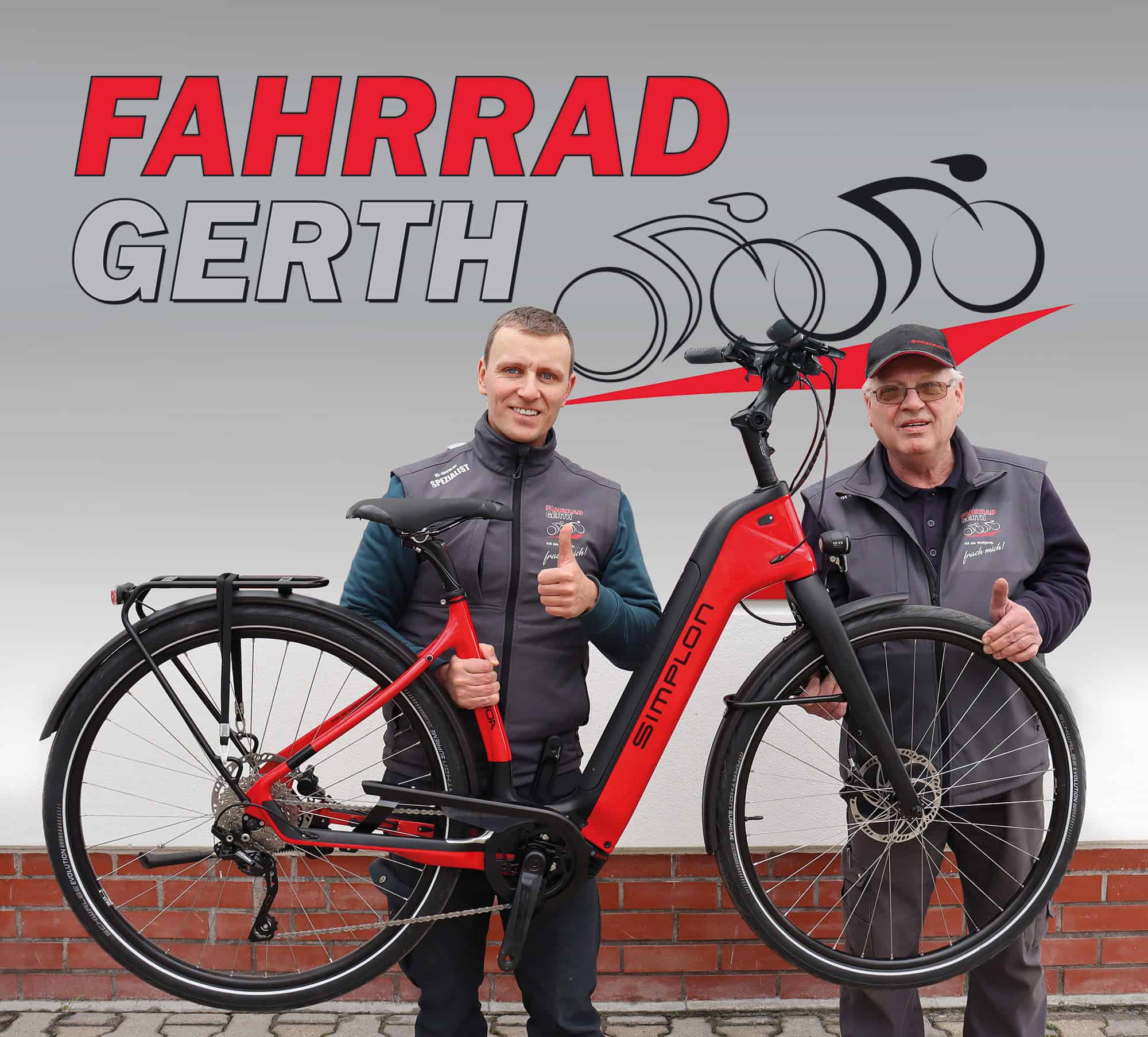 Fahrrad Gerth e.K. | 04626 Schmölln Zwei Männer präsentieren ein rotes Elektrofahrrad vor dem Firmenlogo.