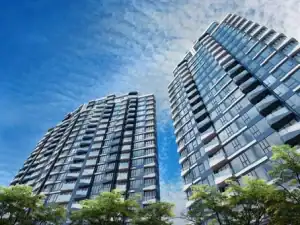 高層現代建築物，展現都市繁華與創新設計風格。.