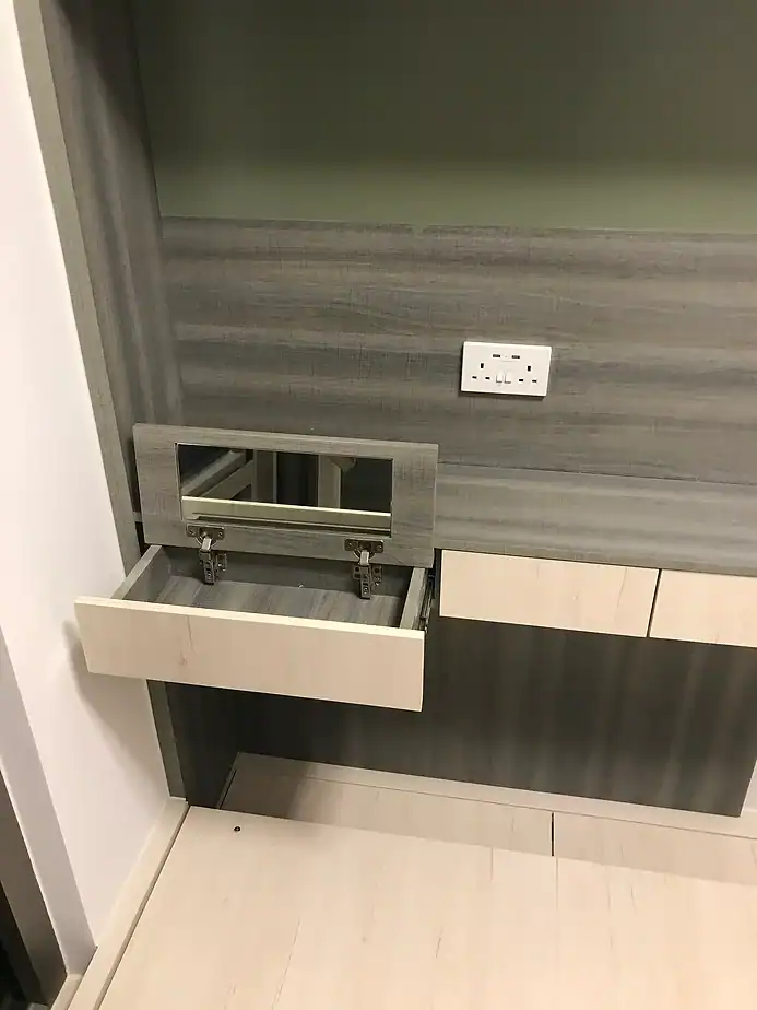 高質訂造木石家具，專為海傲灣項目打造的定制櫃體。.