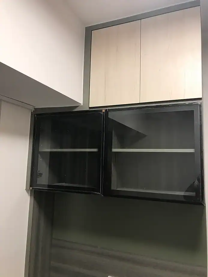 定制木石櫥櫃，完美融入海傲灣住宅設計，提升空間實用性與美觀度。.