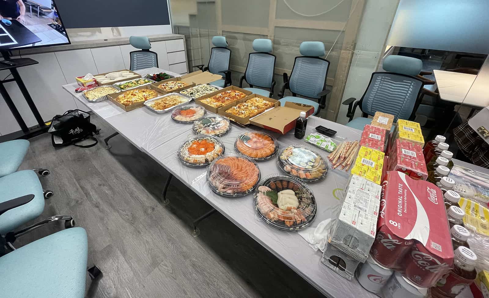 家庭聚餐美食擺設，豐盛多樣的菜肴與飲品展示。.