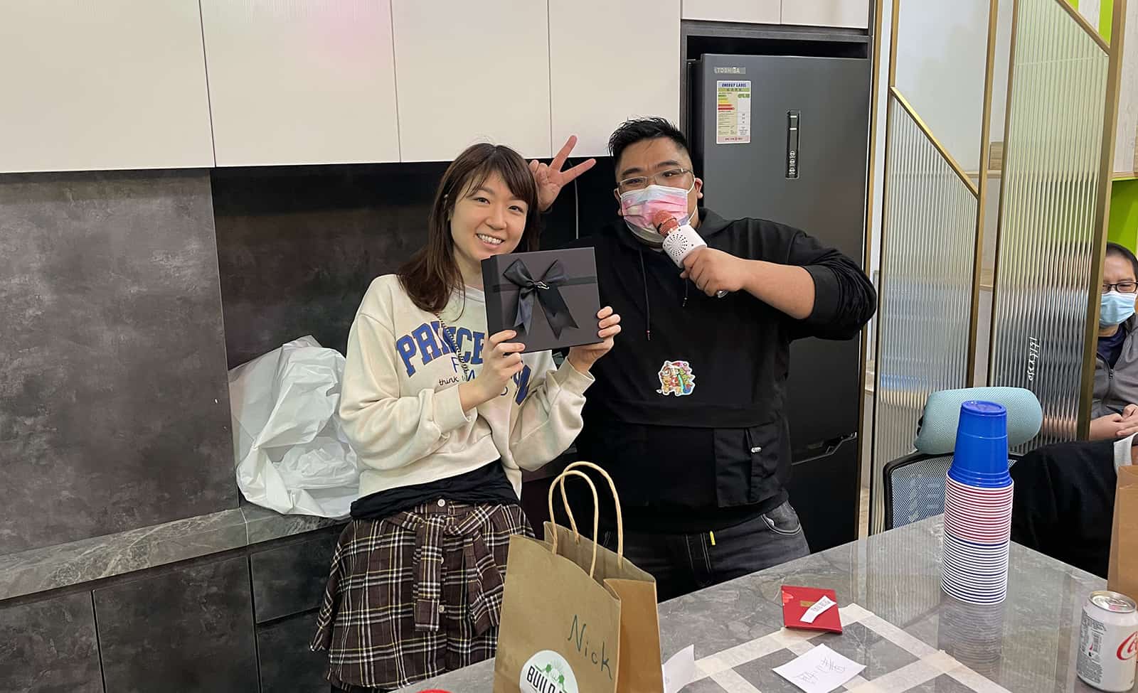 定制傢俱設計師與客戶合照，展示專業訂造服務.