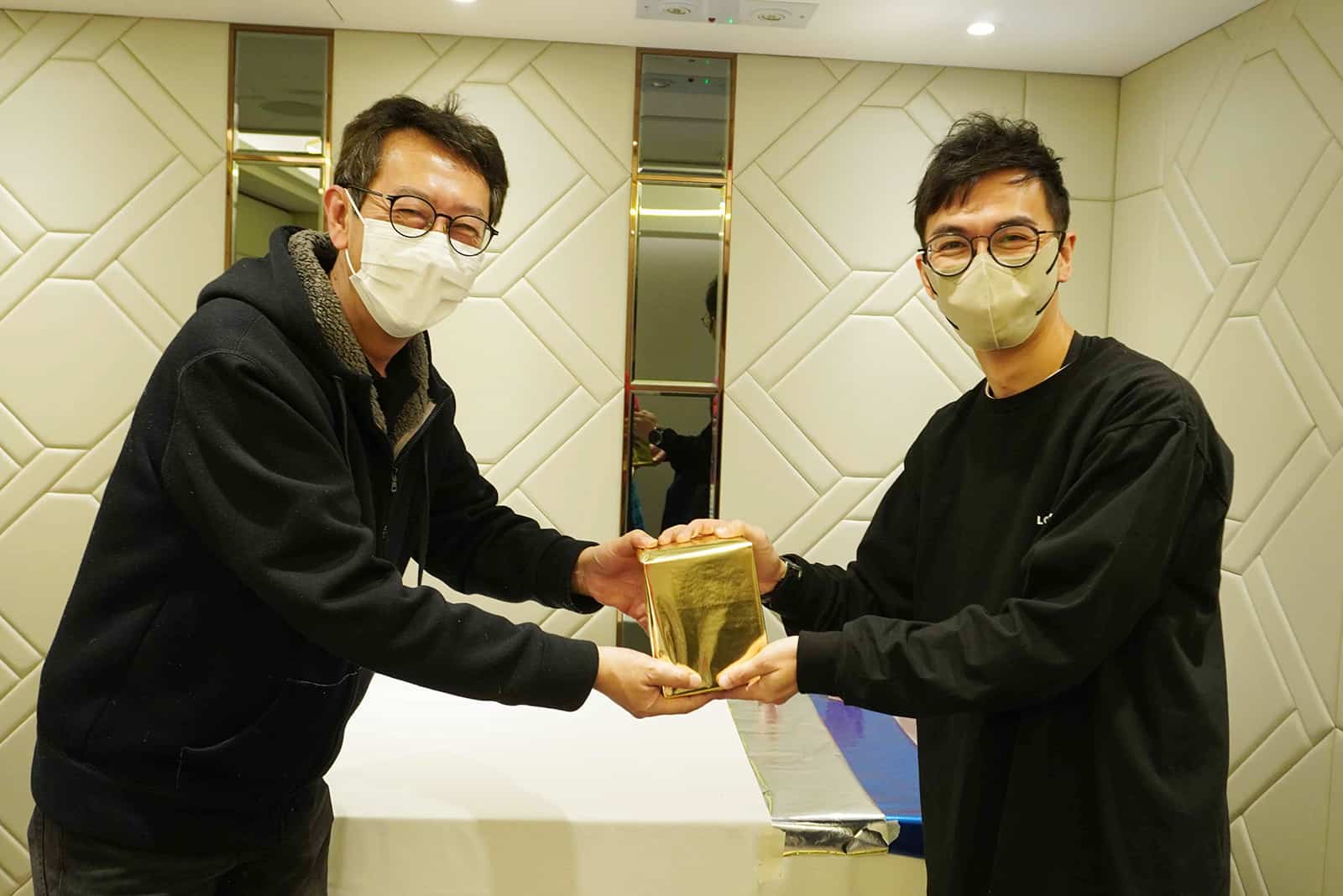 ALT標籤：兩位男士在會議室握手，象徵合作與信任.
