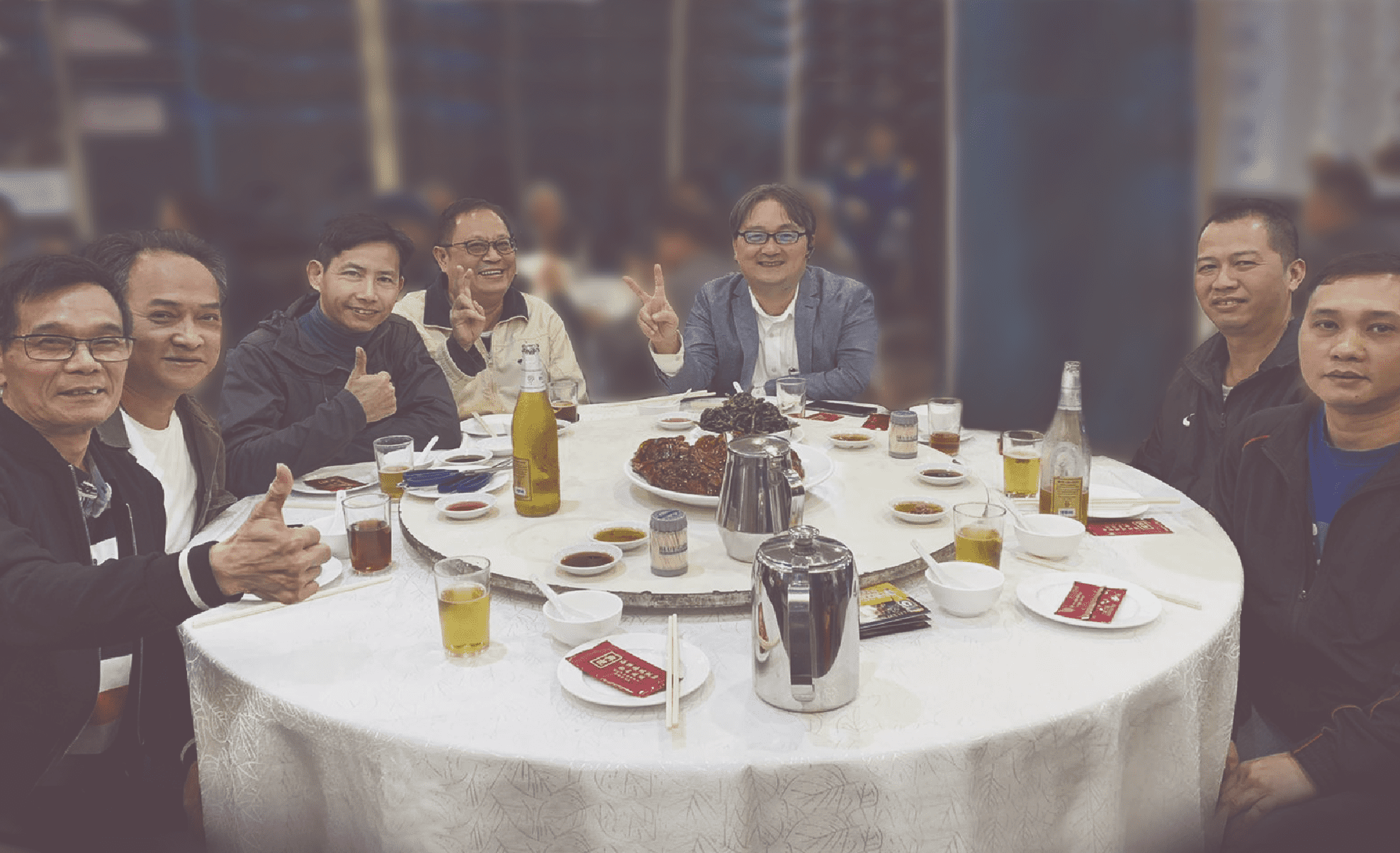 團體聚餐照片，展示傢俬佬設計訂造的專業團隊。.