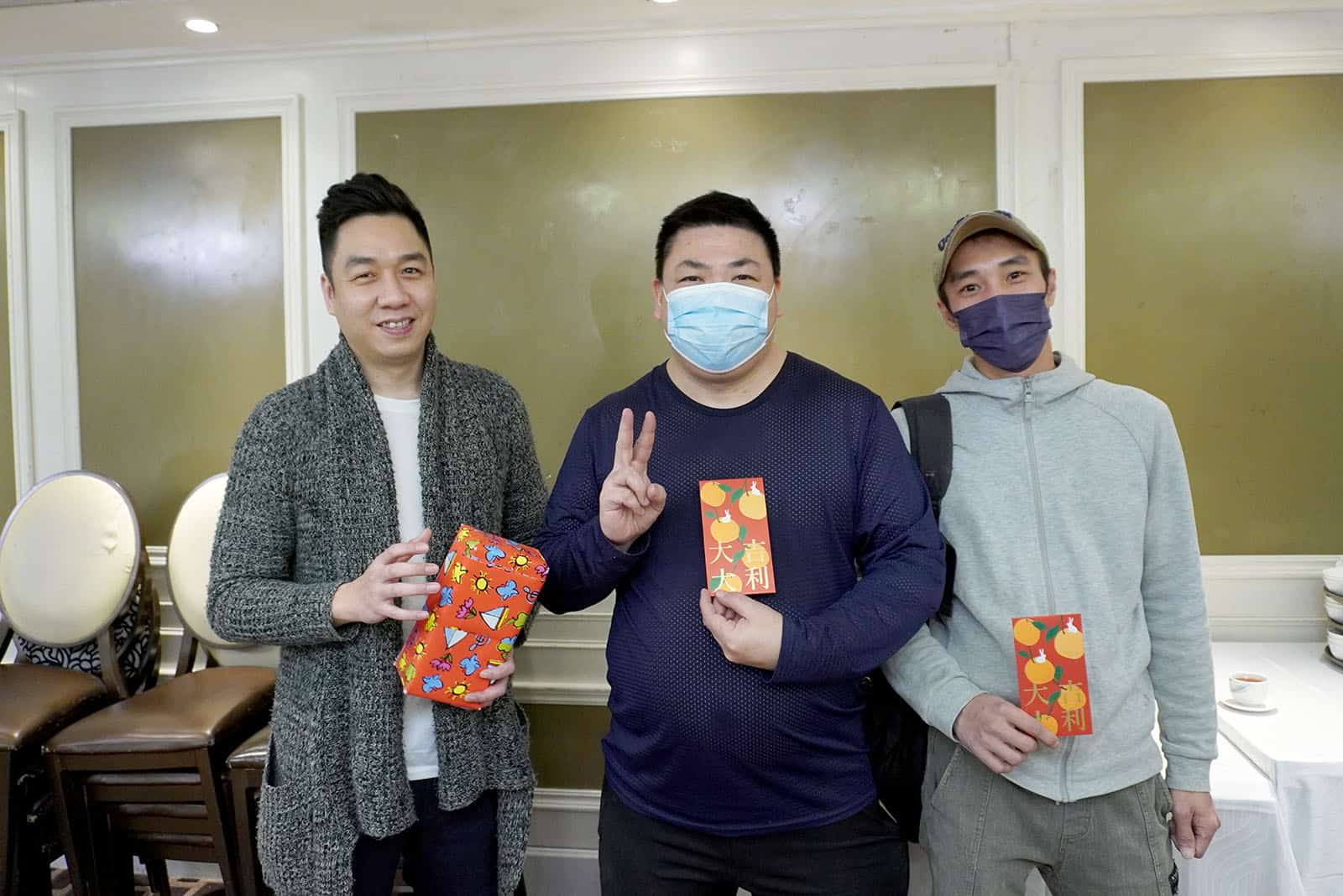 ALT：三位設計師手持訂造家具模型，展示專業訂製服務.