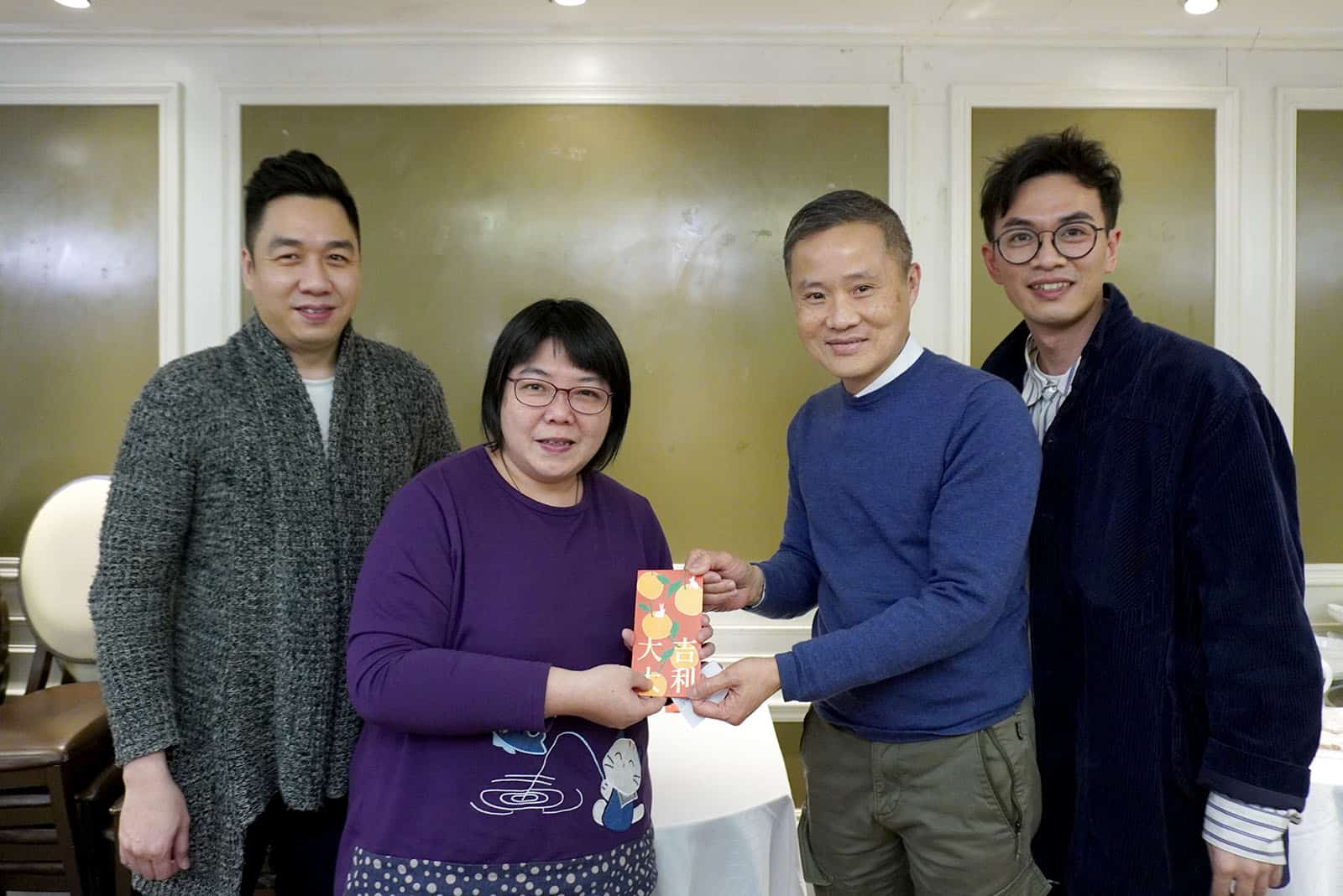 ALT：傢俬佬設計訂造團隊成員合照，展示專業定制家具服務.