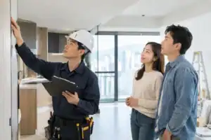 專業工程師向客戶解說裝修工程細節.