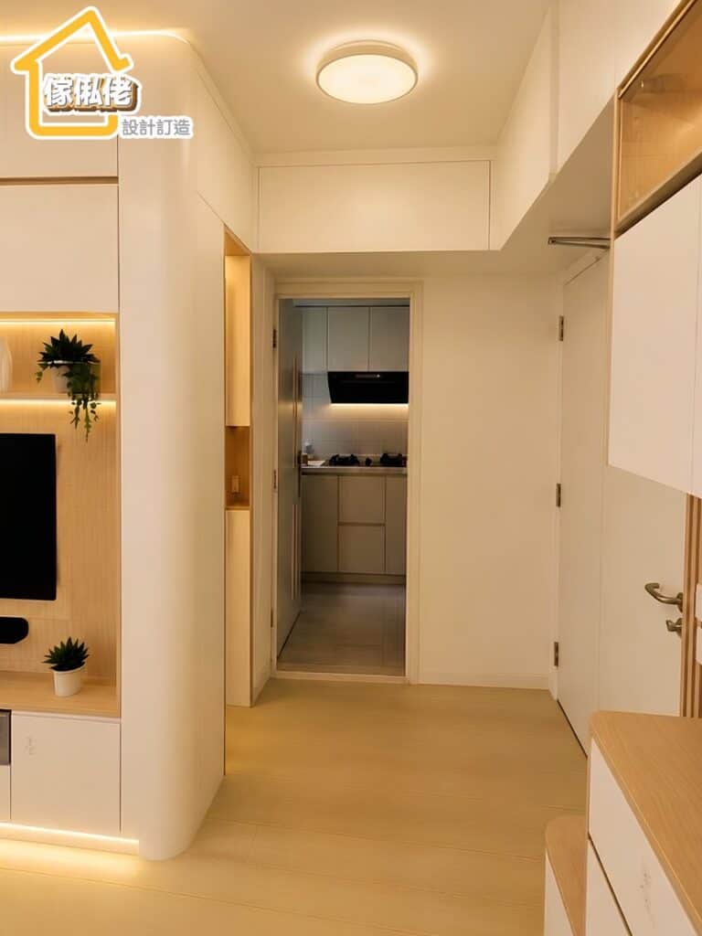東涌翔東邨100呎單位玄關位訂造儲物櫃與大門頂櫃，採用ENF環保生態板與防刮多層板，搭配DTC緩衝門鉸