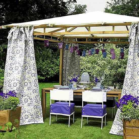 Kerti textilek, virágminta, levendula, a kiegészítők is csodásak: a tökéletes udvari "bungaló."