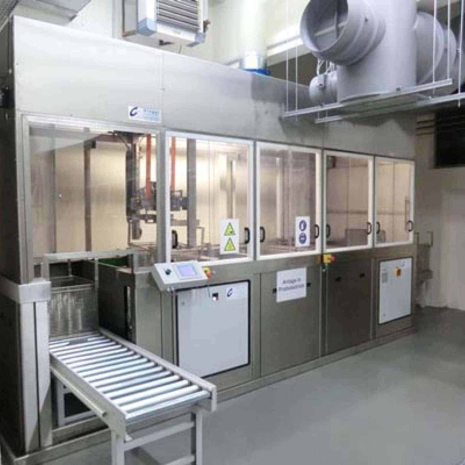 Modular, industrial cleaning systemsn Roller conveyor