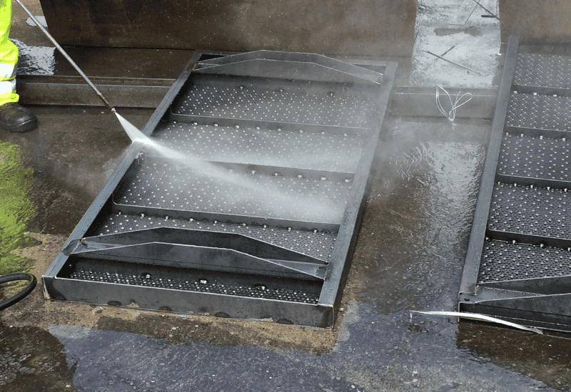 Chemical spray for weathering steel to speed up again processes
