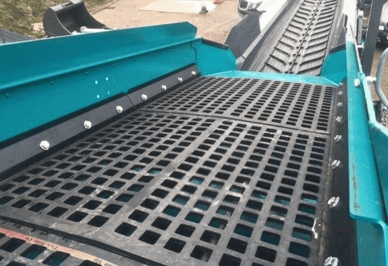 Rubber screen mats in machine for screening media