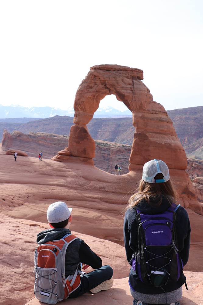 USA Destination Dupes: Alternatives to Popular Travel Spots Delicate Arch - A stunning natural sandstone arch against the Utah sky, symbolizing the grandeur of Arches National Park. A must-see landmark amidst the red rock formations, capturing the essence of the American Southwest.