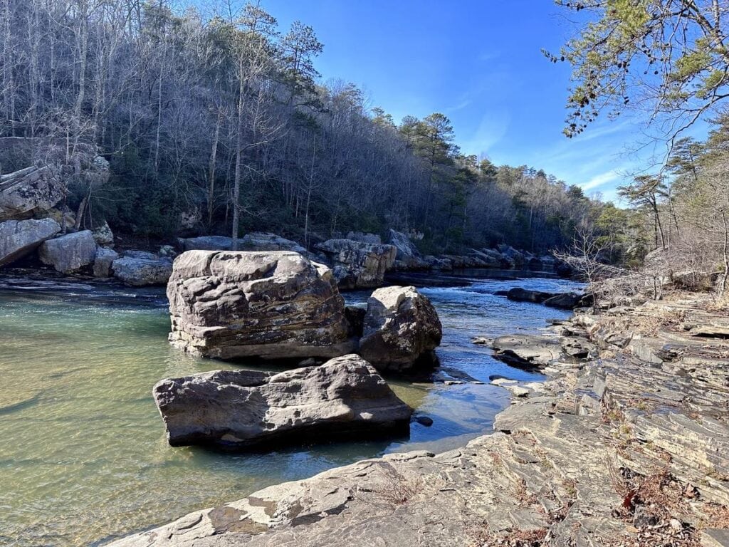 Little River Canyon: A Budget-Friendly Family Adventure Scenic view of Little River with large rocks in the stream, Little River Canyon, Alabama.