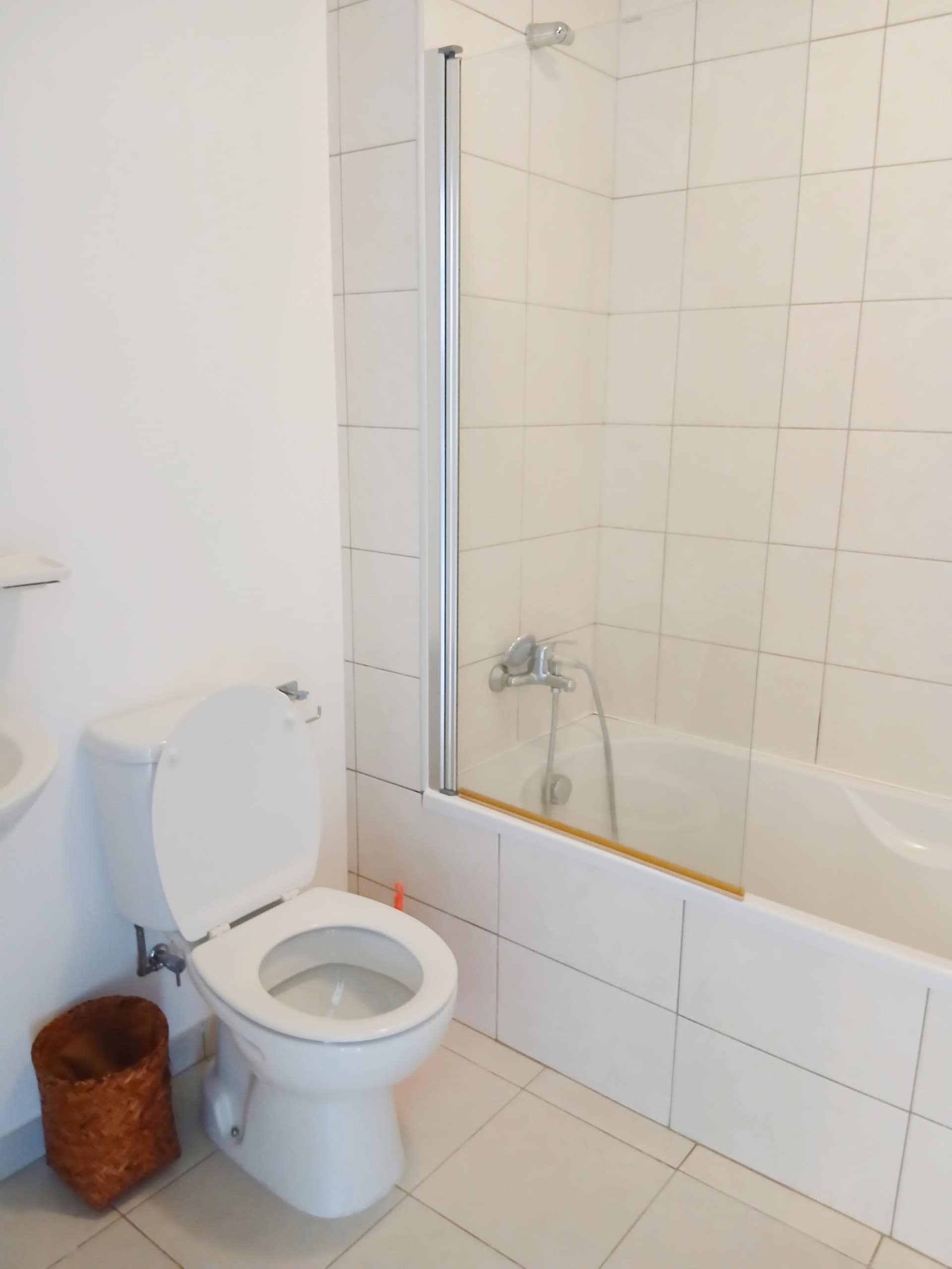 En-suite Bathroom - Stunning One Bed Apartment for Sale: POOL VIEWS