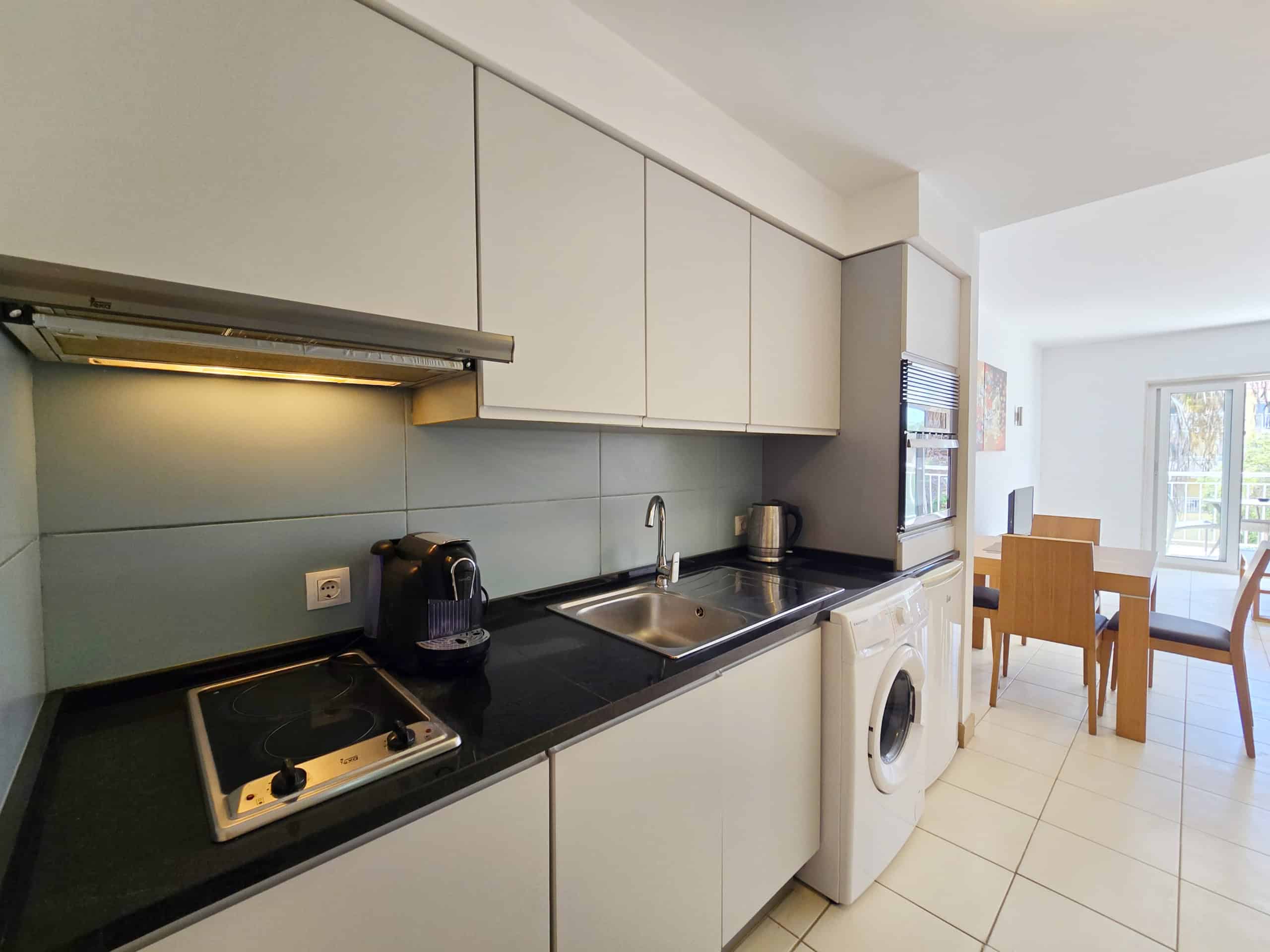 Kitchen: Superb Studio for Sale: Vila Verde