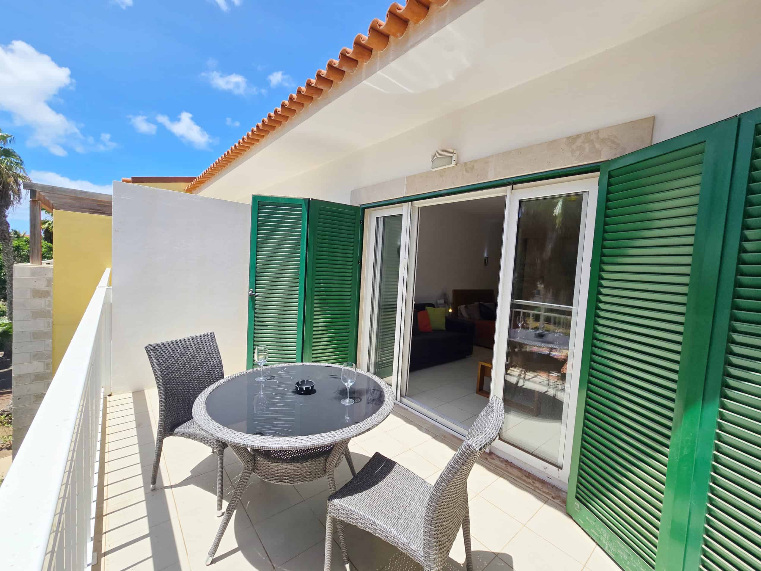 Balcony: Superb Studio for Sale: Vila Verde