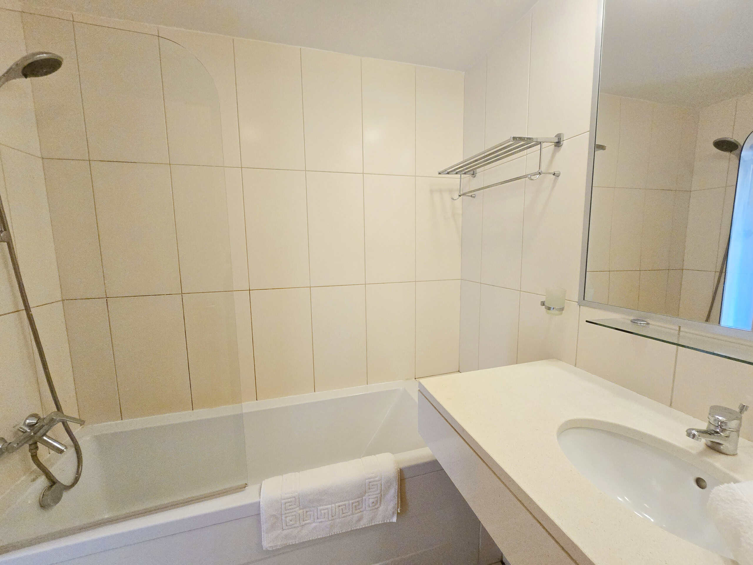 Bathroom: Superb 1st Floor Studio for Sale with Pool View: Vila Verde Callistemon