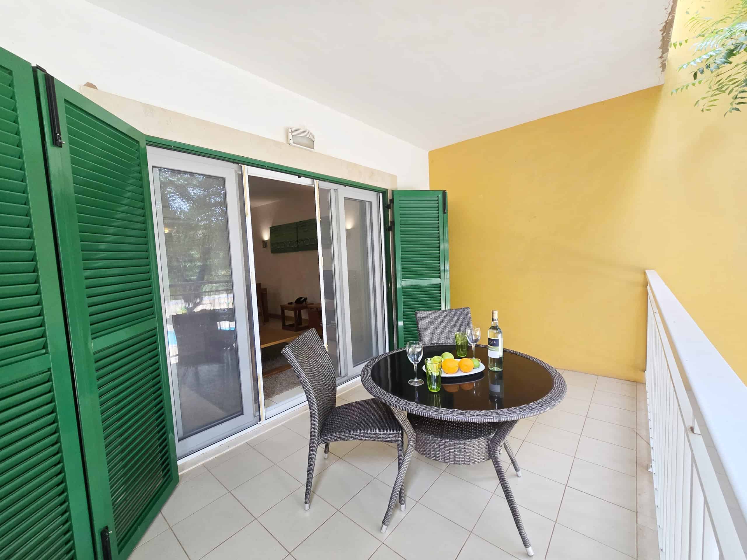 Balcony: Superb 1st Floor Studio for Sale with Pool View: Vila Verde Callistemon