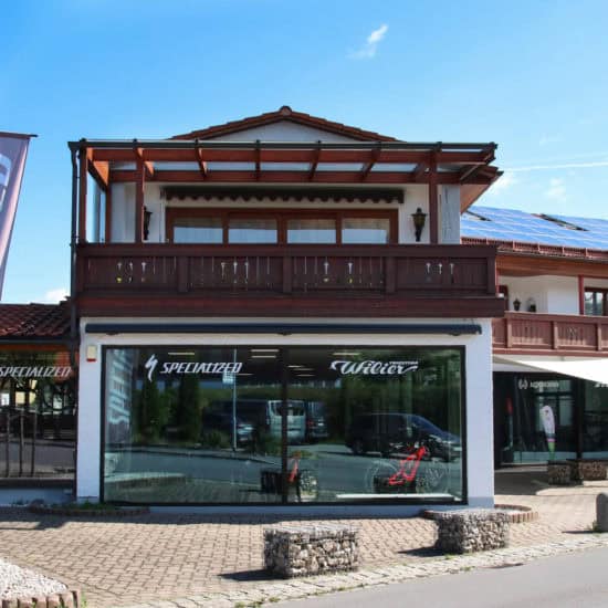 Fahrradgeschäft Radsport Hungerhuber in Trostberg mit Schaufenster und Balkon.