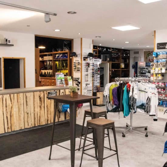 Radsportgeschäft Hungerhuber in Trostberg mit Fahrradbekleidung und Zubehör.