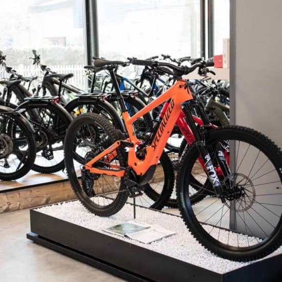 Hochwertige E-Mountainbikes im Fahrradgeschäft Hungerhuber in Trostberg.