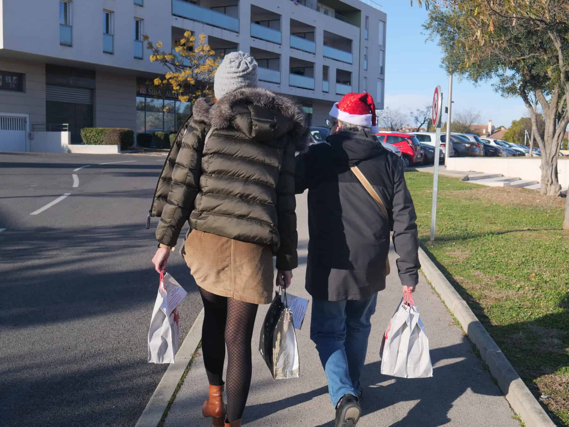 Deux élus municipaux distribuent les colis de Noël aux séniors en perte d'autonomie