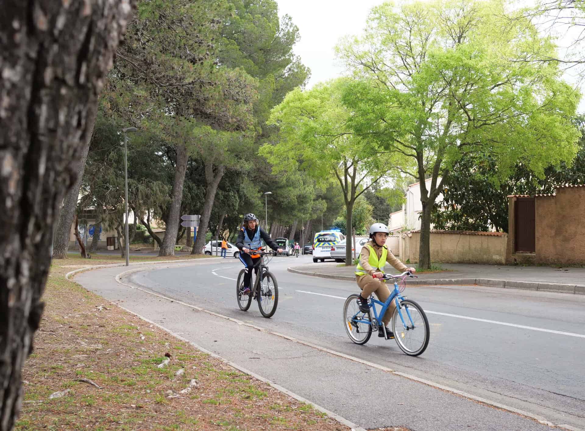 Deux cyclistes sur le bord d'une route