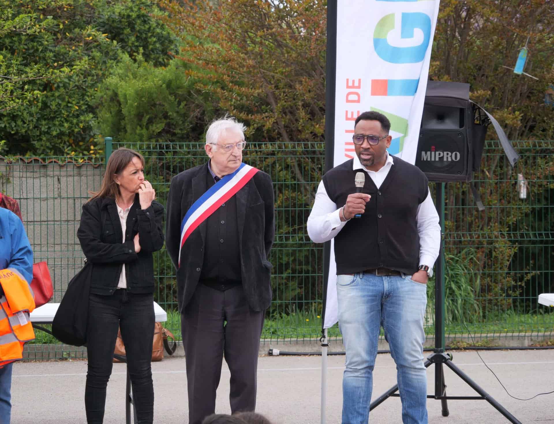 David Bélénus prenant la parole au micro
