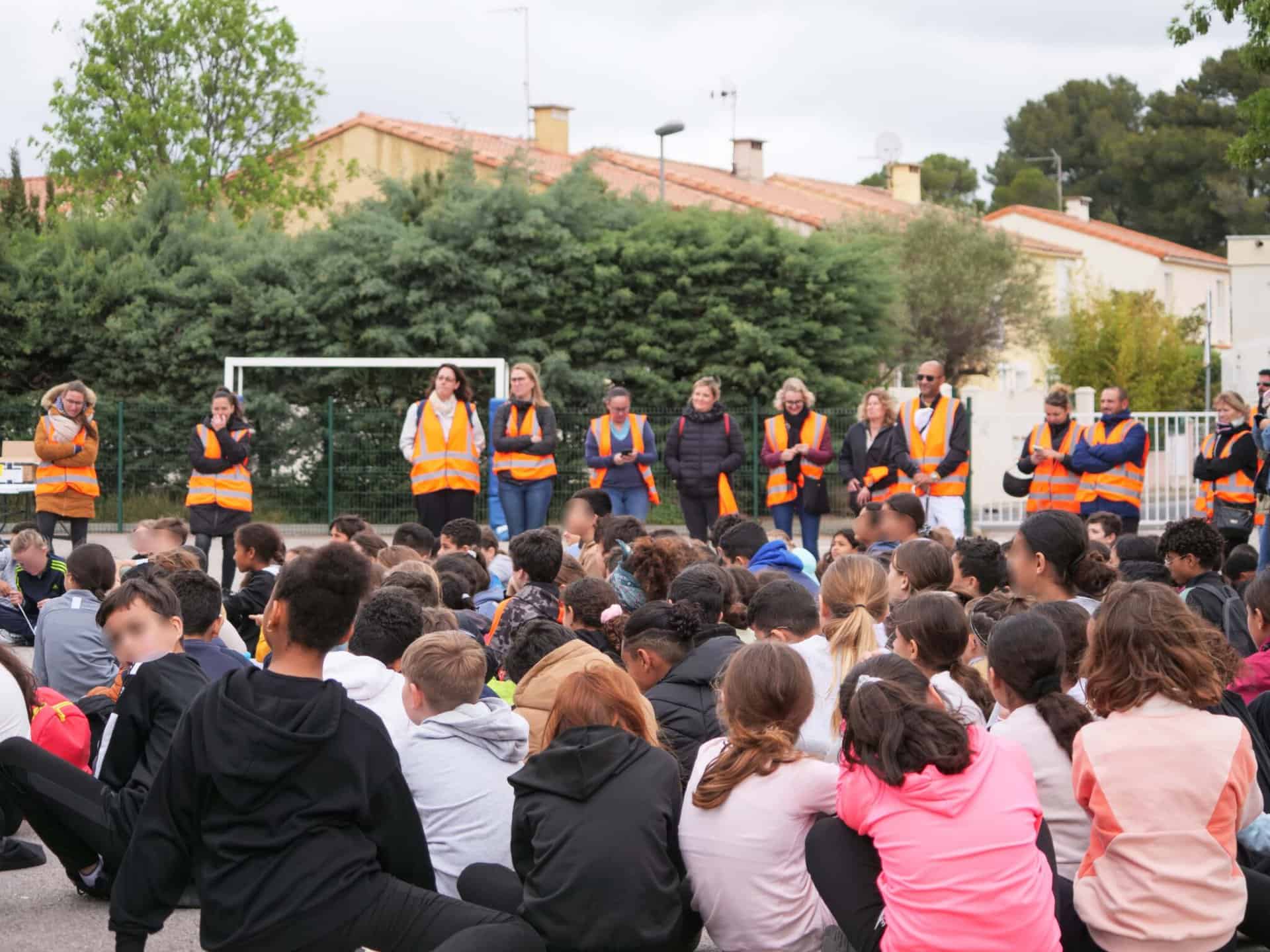 Groupe d'enfant avec des animateurs en gilet