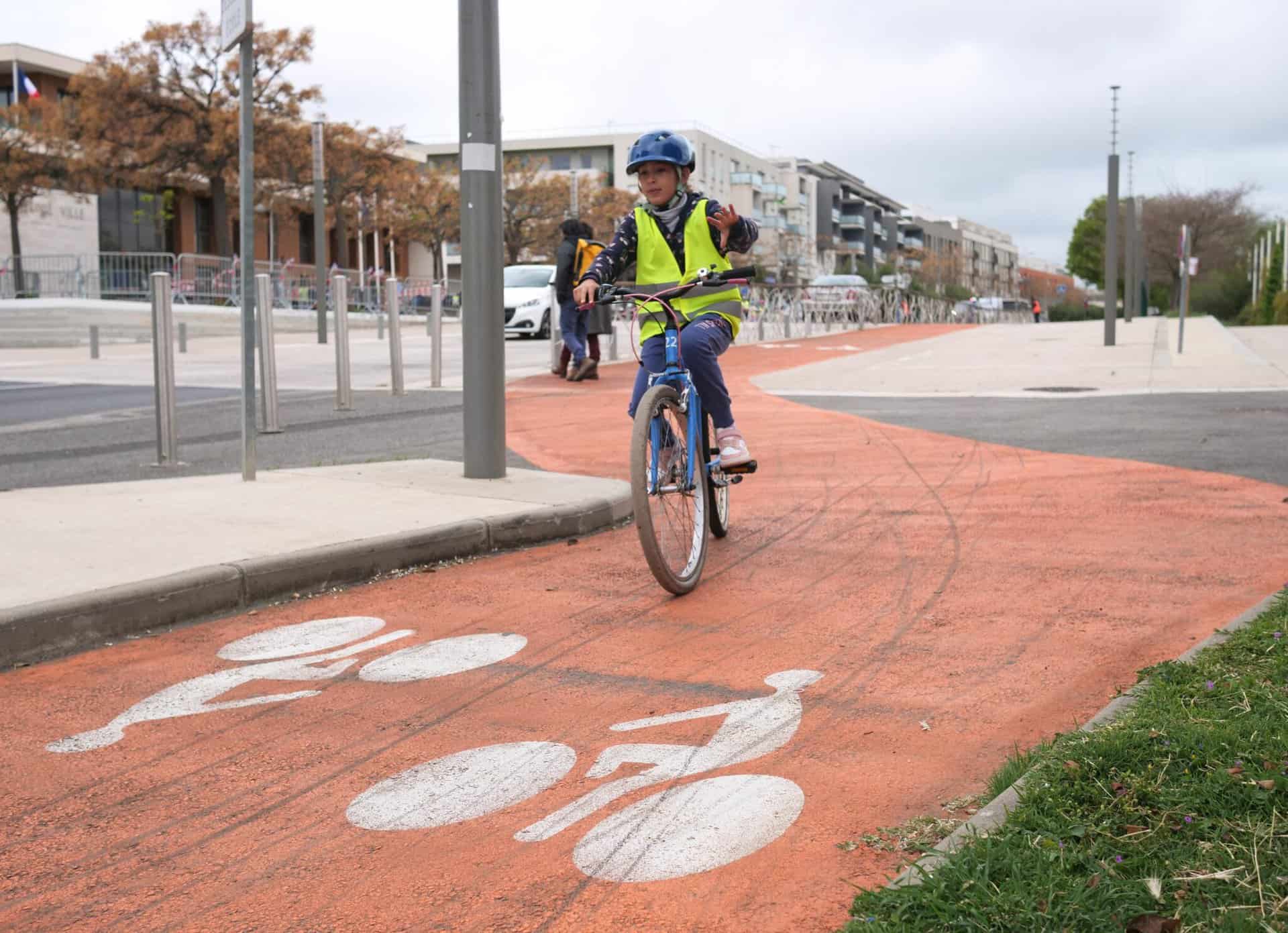 Une élève à vélo après après un passage piéton