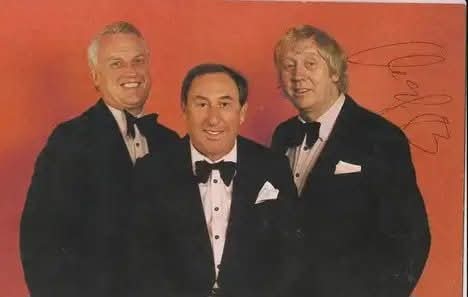 Eilemann-Trio-Mitglieder in abgenutzten Kostümen bei Karnevalsveranstaltung.