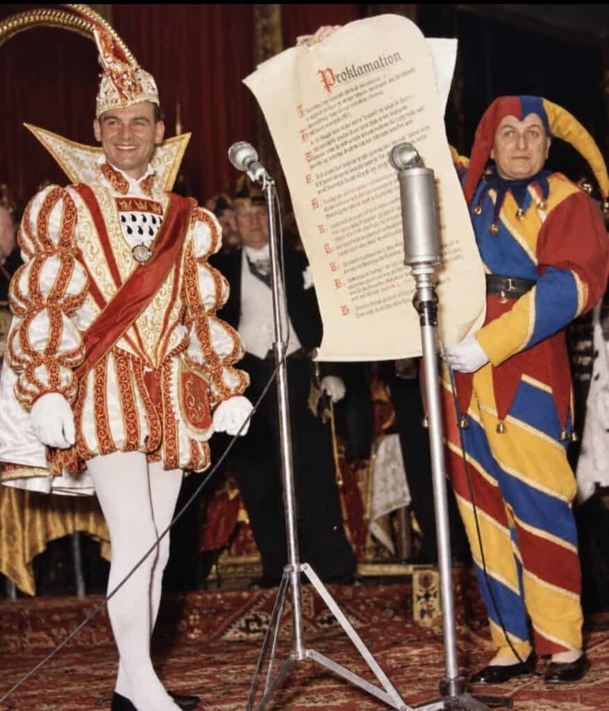 1952: Hans Jonen proklamiert Prinz Johann Maria Farina im Williamsbau