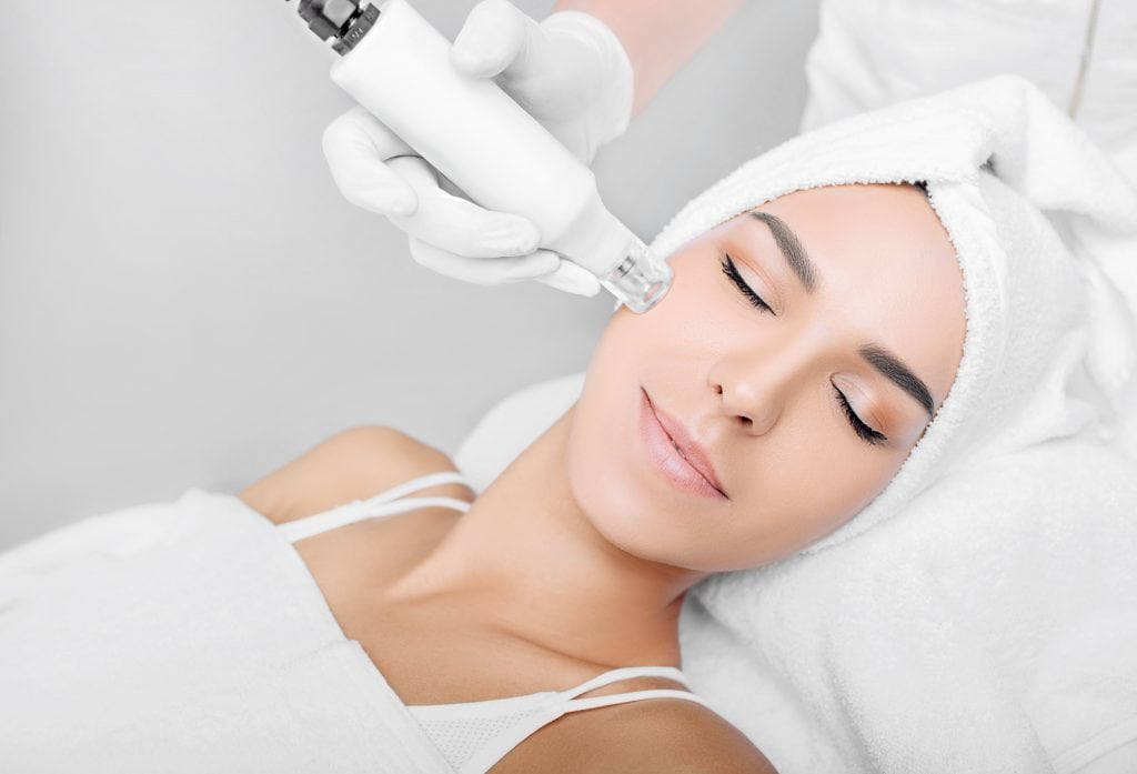 Frau erhält Mesotherapie zur Hautverjüngung im Kosmetikstudio Elberfeld.