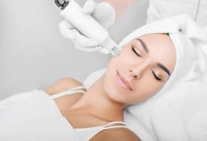 Frau erhält Mesotherapie zur Hautverjüngung im Kosmetikstudio Elberfeld.