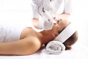 Frau erhält Microneedling-Behandlung im Kosmetikstudio Elberfeld.