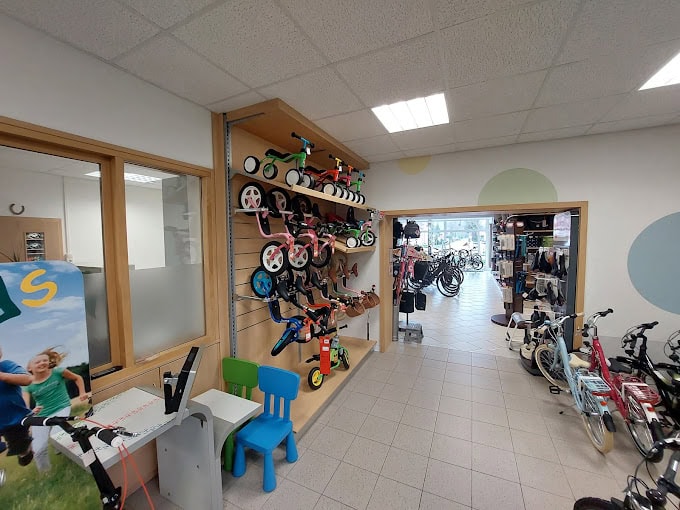 Fahrrad- und Kinderspielzeug im Meyer Laden Fahrräder, Roller und Spielzeug im Meyer Fahrradgeschäft.