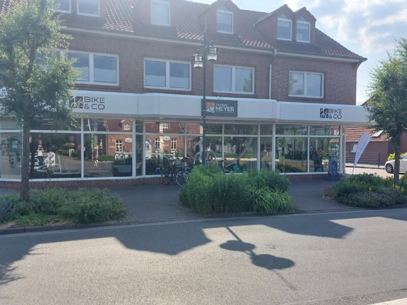 Zweirad Meyer Fahrradgeschäft Fahrradgeschäft Zweirad Meyer in Papenburg mit großen Schaufenstern.
