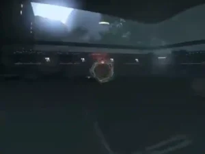 El Alien atacando desde las sombras en Aliens vs Predator PS3, destacando su velocidad y sigilo en los enfrentamientos