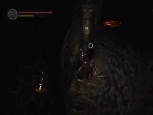 Gameplay de Dark Souls para PS3 mostrando un combate contra un enemigo