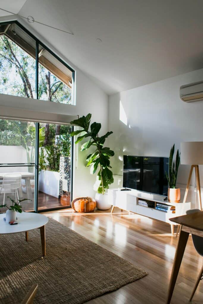 Indoor environment with clean air supported over time using air purifier