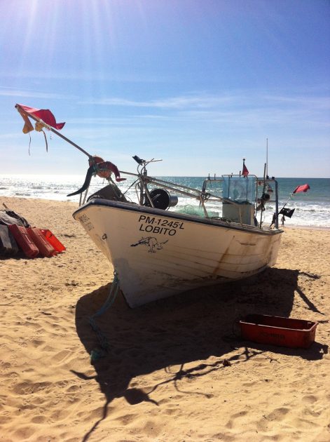 Armacao de Pera, Algarve, Portugal, vissersboten op het strand