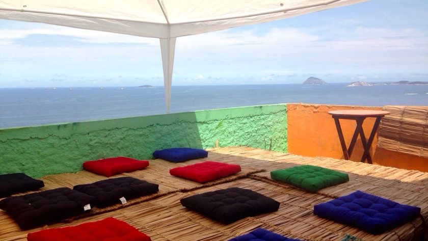 Restaurant met uitzicht op Rio de Janeiro tijdens een hike door Favela Babilonia