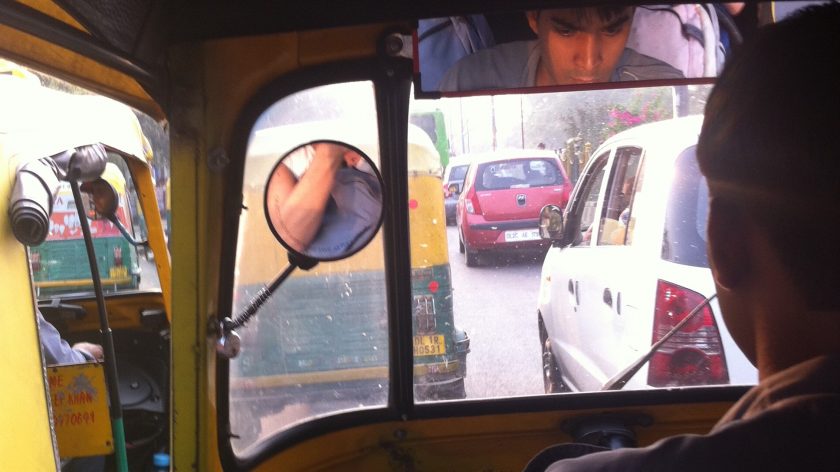 Met een tuk tuk door Delhi, India