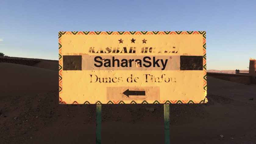 Kasbah Hotel SaharaSky Dunes de Tinfou Marokko bord