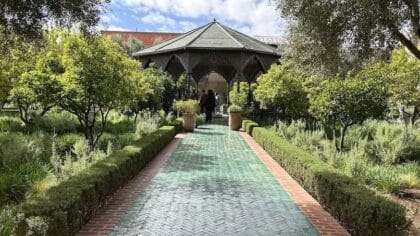 Le Jardin Secret paden met tegeltjes