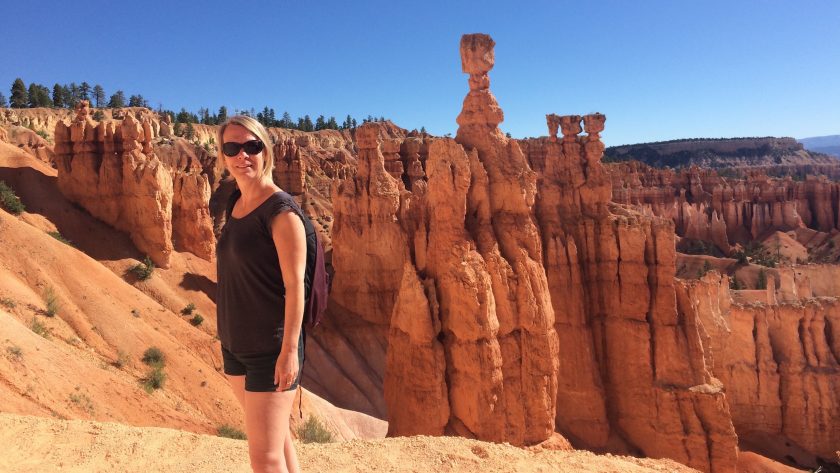 Bryce Canyon National Park, Irene tijdens een wandelroute met hoodoos op de achtergrond